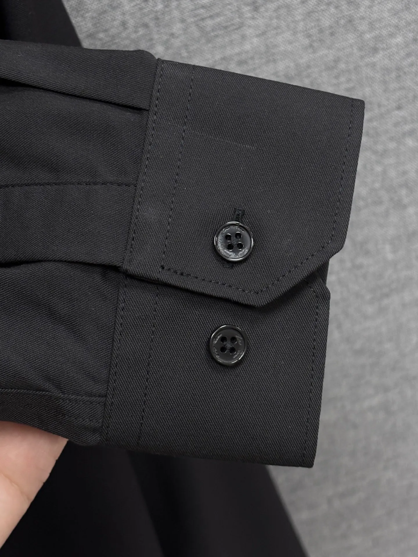 LP artificial three-dimensional cutting, the upper body is naturally slim, pure cotton and bamboo fiber fabric, exquisite craftsmanship and grandeur. Outstanding fashion sense. Interpret the brand's avant-garde and fashionable shirt trend style. Premium atmosphere and class. Color: Black, White Specifications: 38-44 (M-4XL)